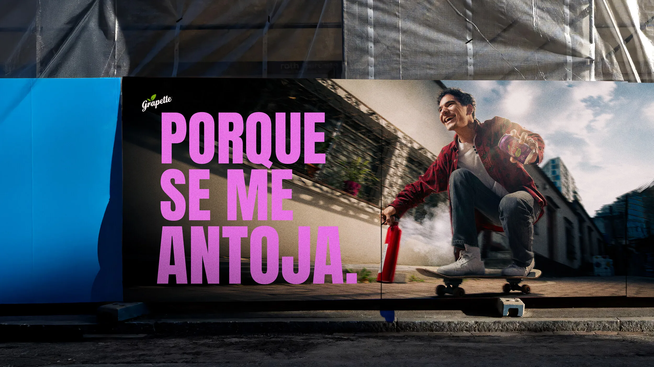 OOH Porque se me antoja: skate frente al mural