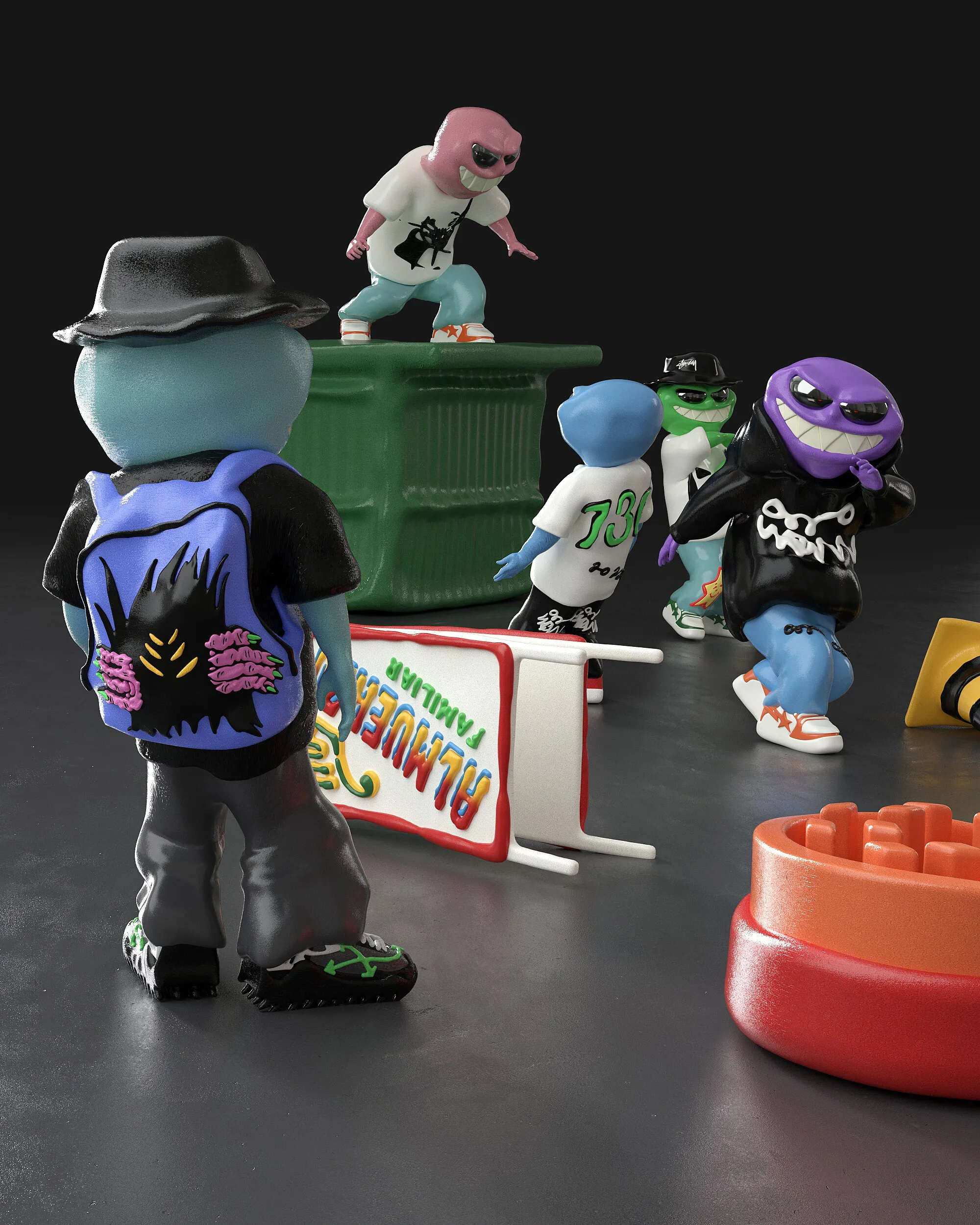Escultura 3D: personaje de espaldas con sombrero y mochila frente al grupo, junto a un cartel caído